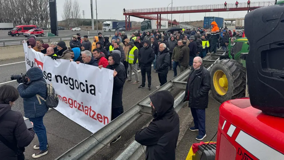Imagen de la manifestaci&oacute;n de agricultores y ganaderos en la A-68. CEDIDA