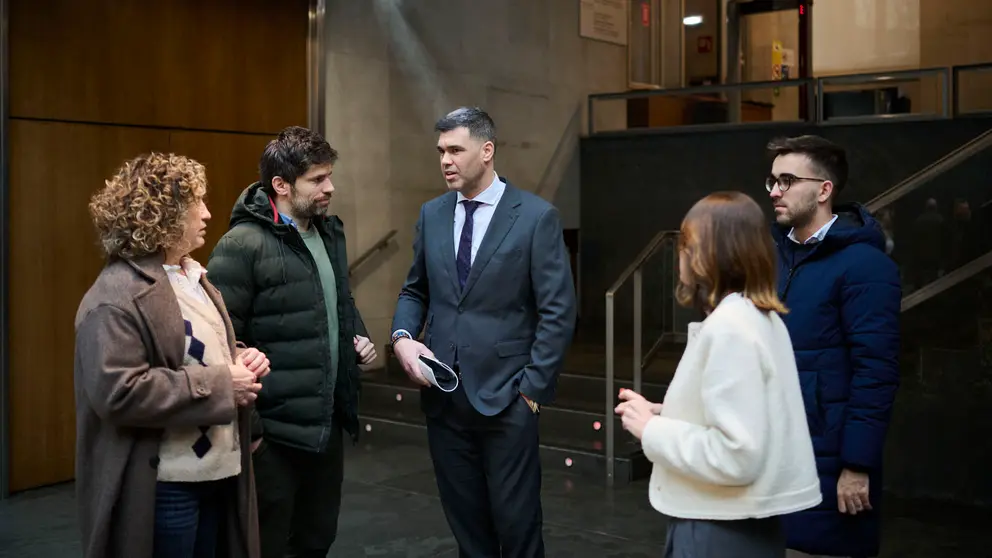 Javier Garc&iacute;a, del PPN, junto a parte de su equipo y parlamentarios durante el Pleno del Parlamento de Navarra. PABLO LASAOSA