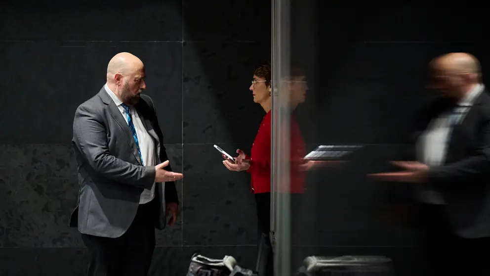El consejero de Econom&iacute;a y Hacienda, Jos&eacute; Luis Arasti, junto a Mar&iacute;a Chivite, presidenta del Gobierno de Navarra, durante el Pleno del Parlamento. PABLO LASAOSA