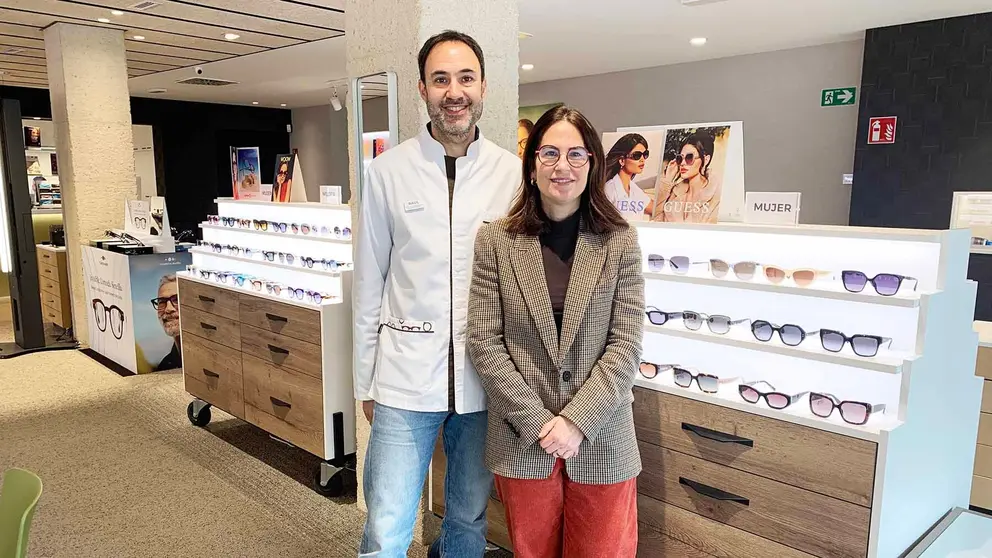 Ra&uacute;l Azpilicueta y Sandra de Miguel en la &oacute;ptica Lizarra de estella. Navarra.com