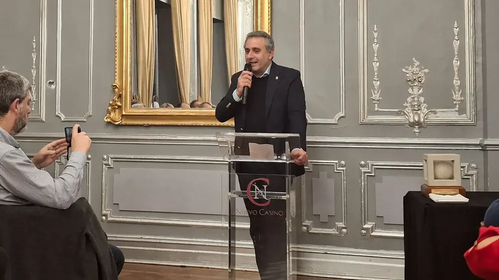 Carlos Rodr&iacute;guez F&eacute;lix recibe el Premio Periodistas de Navarra. CEDIDA