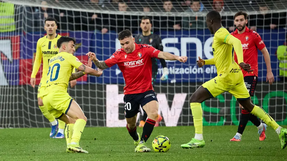 Alberto Moleiro (20. Villarreal CF), Javi Gal&aacute;n (20. CA Osasuna) y Santiago Mouri&ntilde;o (15. Villarreal CF) durante el partido de La Liga EA Sports entre CA Osasuna y Villarreal CF disputado en el estadio de El Sadar en Pamplona. I&Ntilde;IGO ALZUGARAY