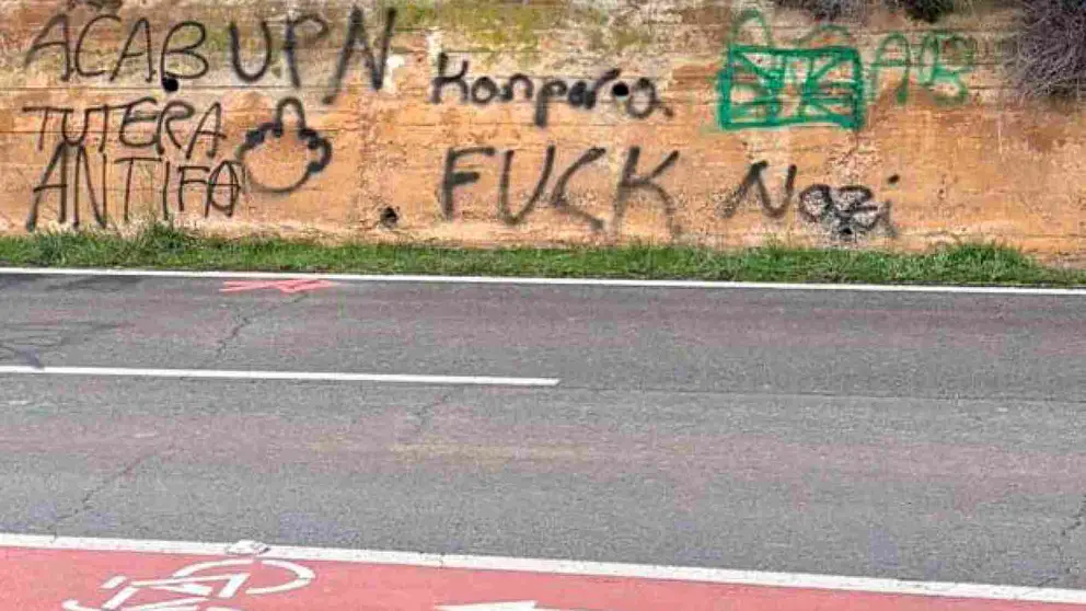 Pintadas contra UPN en el camino de la Mejana, paralelo a las v&iacute;as del tren. CEDIDA