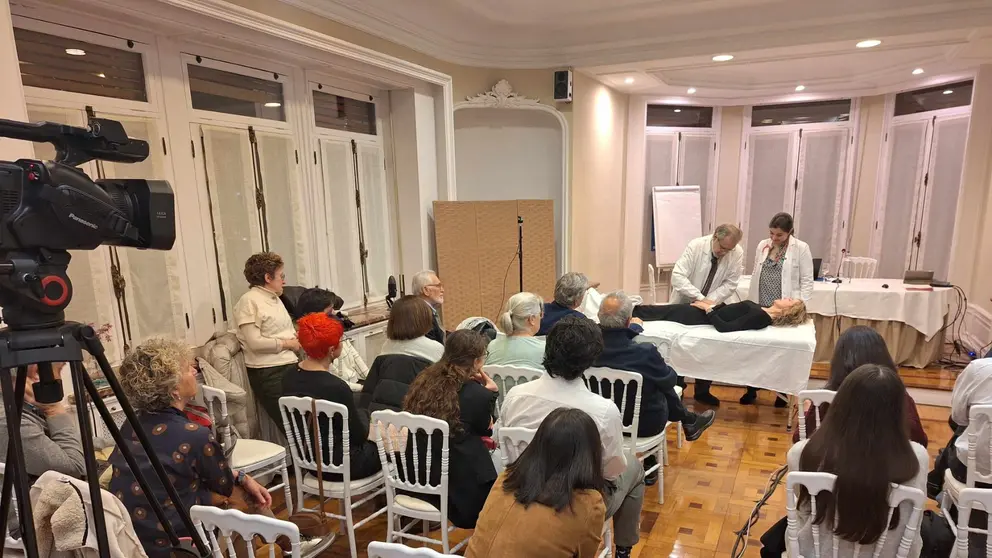 Imagen del programa intergeneracional que une a m&eacute;dicos j&oacute;venes con veteranos. COLEGIO DE M&Eacute;DICOS DE NAVARRA