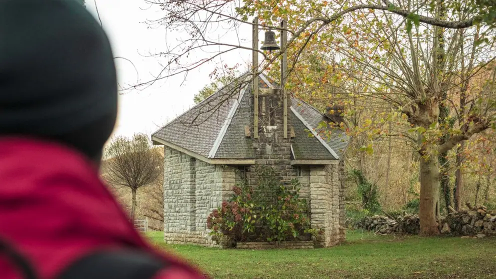 Un excursionista contempla la ermita de Mar&iacute;a Magdalena en la zona de Valcarlos. TURISMO DE NAVARRA