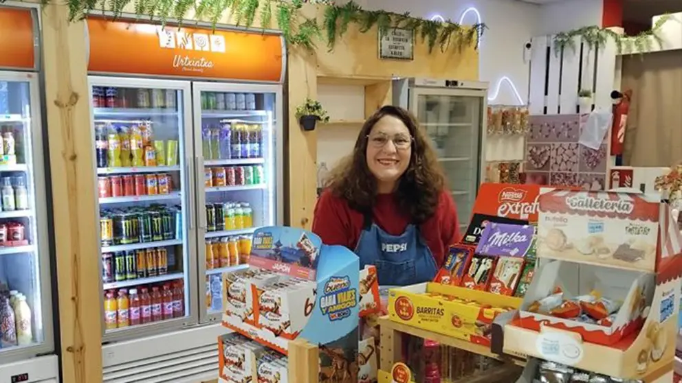 Dalila en su tienda Urtxintxa en la localidad de Echarri Aranaz. Cedida.