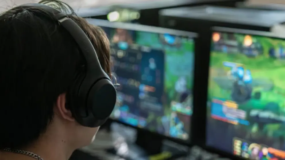 Un joven programando videojuegos. CREANAVARRA