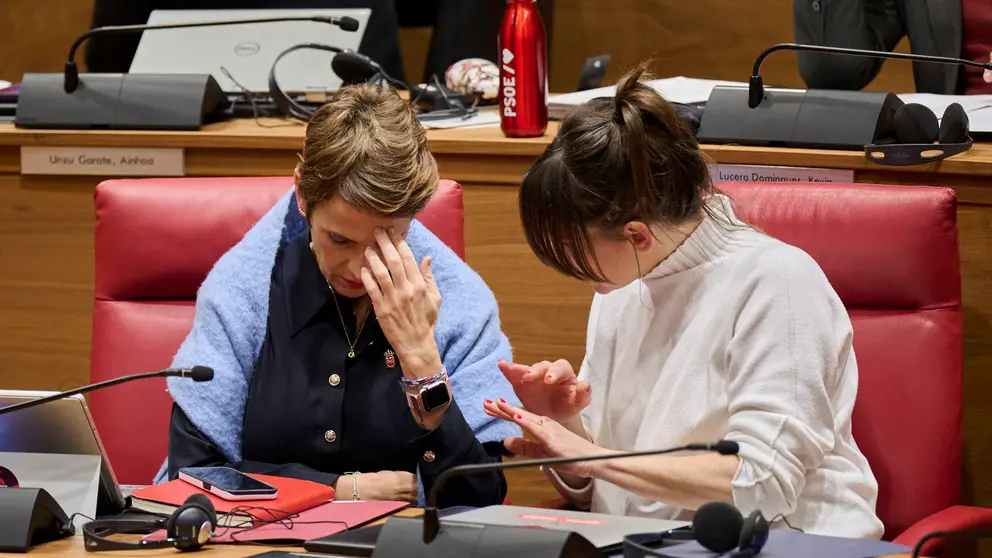 Mar&iacute;a Chivite, presidenta del Gobierno de Navarra, junto a la consejera de Vivienda, Bego&ntilde;a Alfaro, durante el Pleno del Parlamento de Navarra. PABLO LASAOSA