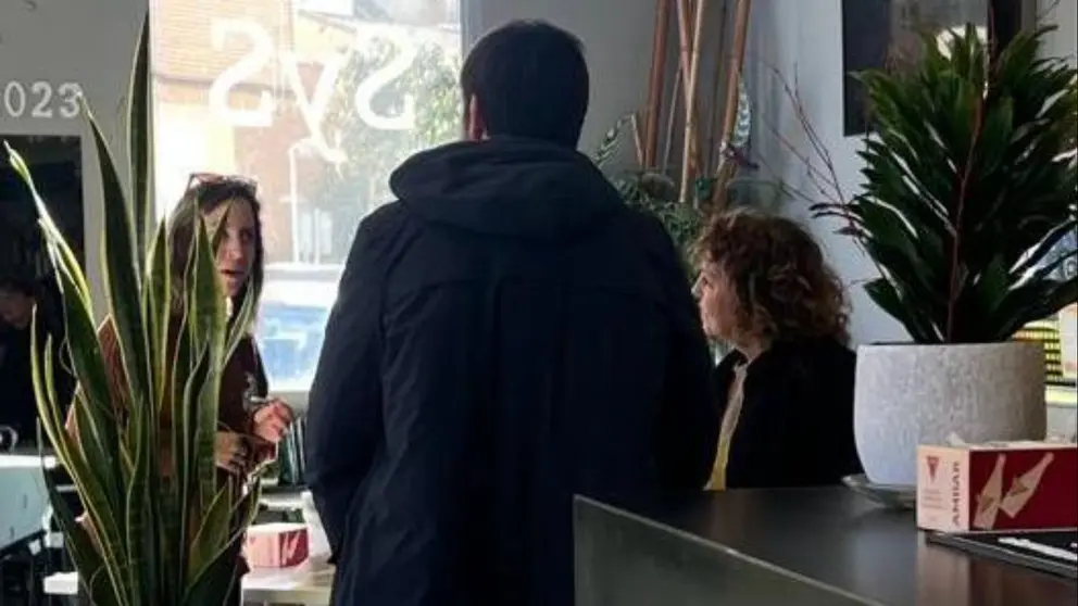 Eva Eliceche (izquierda), Eneko Larrarte (de espaldas) y Amaya P&eacute;rez Zardoya. CEDIDA