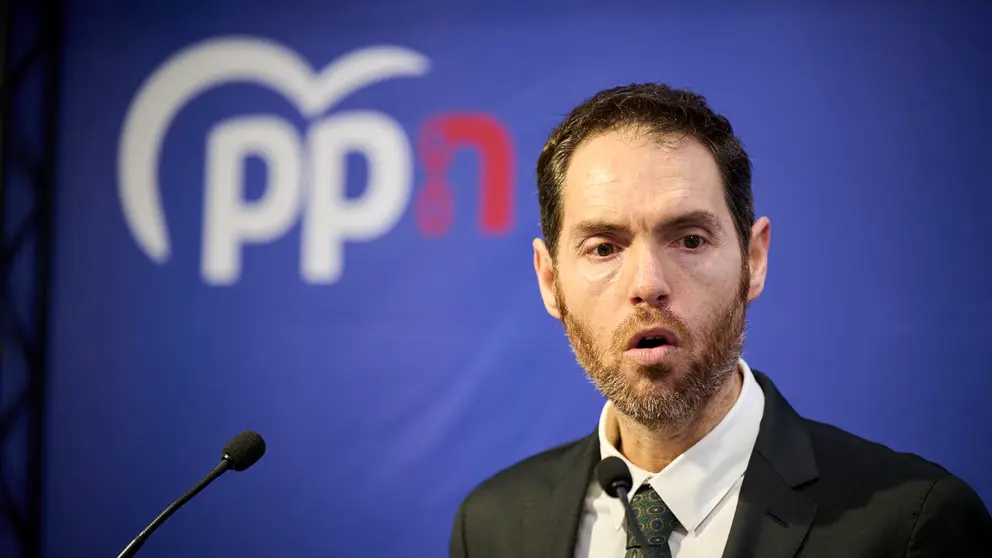 El diputado y secretario general del PP de Navarra, Sergio Sayas, presenta una nueva propuesta pol&iacute;tica para abrir debate sobre el modelo social en Navarra. PABLO LASAOSA