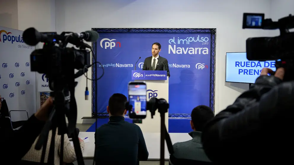 El diputado y secretario general del PP de Navarra, Sergio Sayas, presenta una nueva propuesta pol&iacute;tica para abrir debate sobre el modelo social en Navarra. PABLO LASAOSA