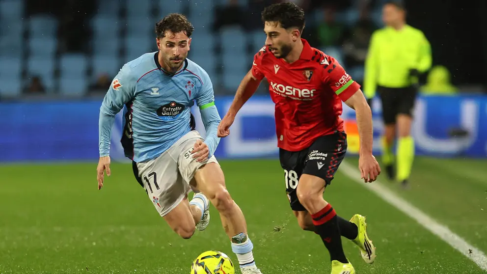 El jugador del Celta Javi Rueda (izda) pugna por un bal&oacute;n con el jugador de Osasuna Ra&uacute;l Moro, durante el partido de LaLiga disputado este viernes en el Estadio de Balaidos. EFE/Salvador Sas
