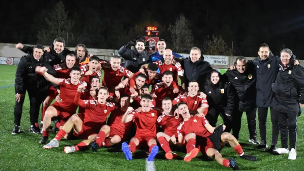 Jugadores navarros celebran su clasificaci&oacute;n. FEDERACI&Oacute;N NAVARRA DE F&Uacute;TBOL
