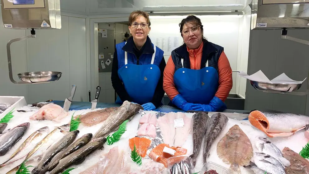 Marta y Eliana en el mostrador de la percaser&iacute;a Alday en Pamplona. Navarra.com