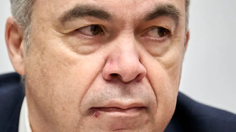 Santos Cerd&aacute;n declara ante la Comisi&oacute;n de Investigaci&oacute;n del Parlamento de Navarra por la adjudicaci&oacute;n de las obras de Velate. PABLO LASAOSA