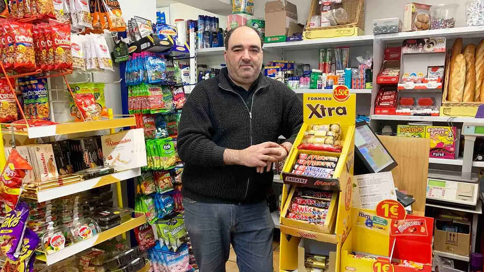 Emilio Barrio en su tienda de alimentaci&oacute;n Casa Emilio en Los Arcos. Navarra.com