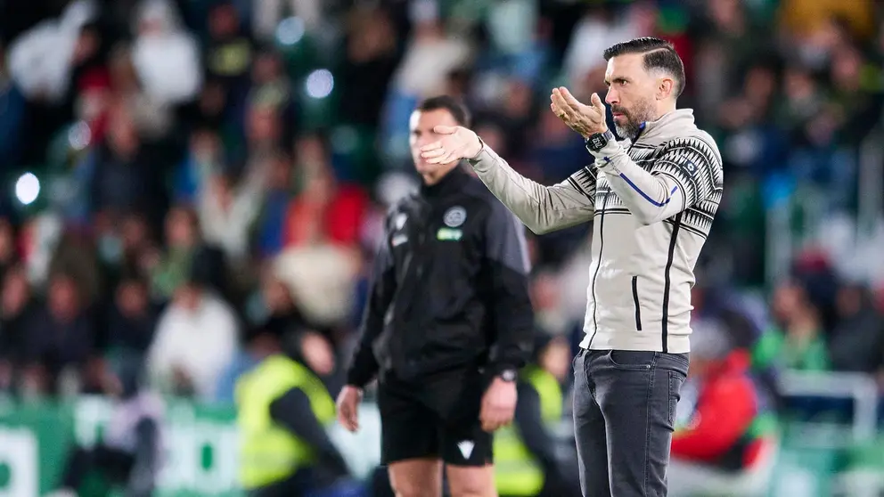El entrenador vasco del Elche CF, Eder Sarabia, en el partido ante Osasuna. Francisco Macia / AFP7 / Europa Press
13/2/2026 ONLY FOR USE IN SPAIN