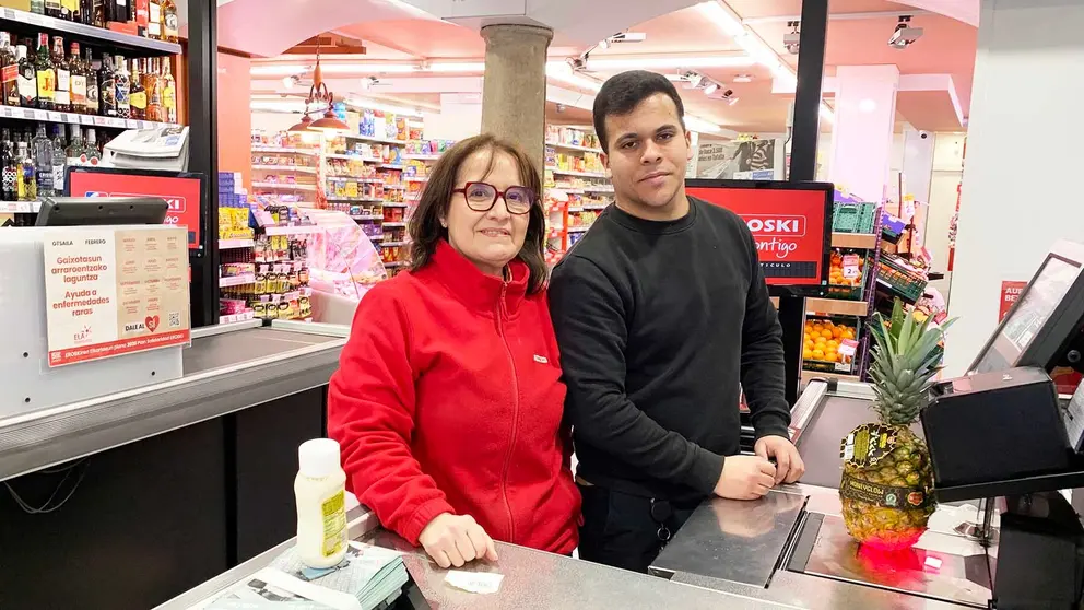 Inma Izcue y su empleado Eduardo en el nuevo supermercado Eroski en Puente la reina. Navarra.com