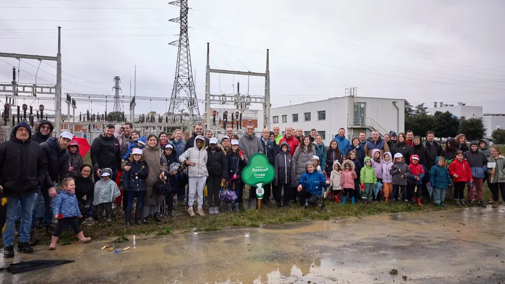 Familias de la plantilla de la empresa durante la campa&ntilde;a de plantaci&oacute;n de &aacute;rboles. VOLKSWAGEN NAVARRA