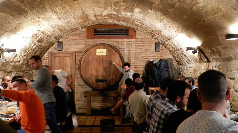 Un grupo de comensales disfruta de una comida en el restaurante Casa Armend&aacute;riz de Viana. CASA ARMEND&Aacute;RIZ