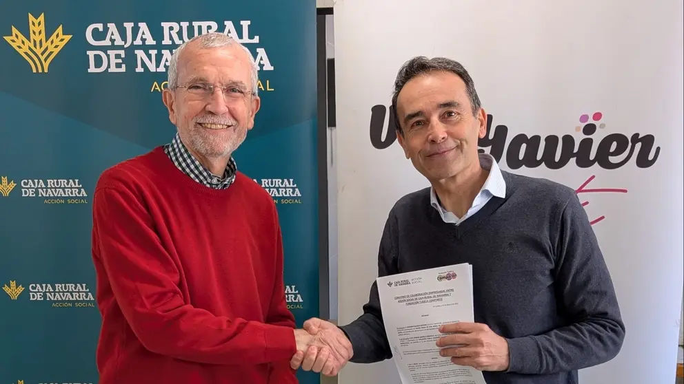 Firma del convenio entre Caja Rural y Villa Javier. CEDIDA