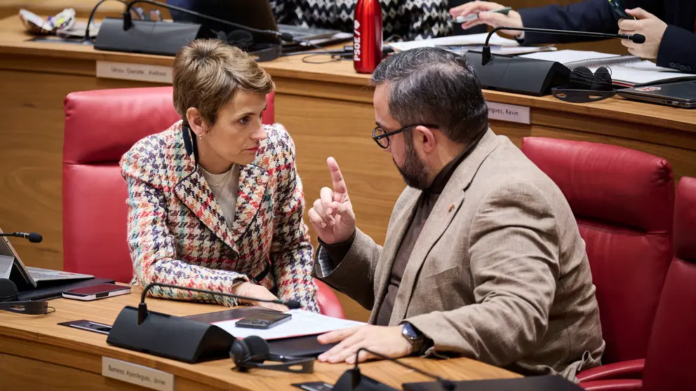 Mar&iacute;a Chivite, presidenta del Gobierno de Navarra, junto a Javier Rem&iacute;rez, vicepresidente del Gobierno de Navarra, durante el Pleno del Parlamento. PABLO LASAOSA