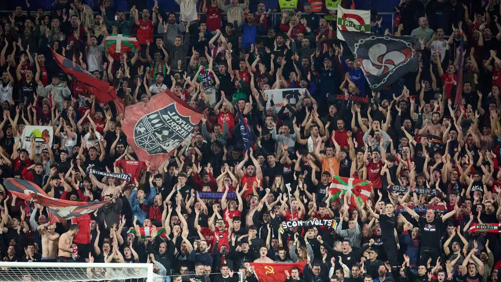La grada del estadio de El Sadar durante el partido de La Liga EA Sports entre CA Osasuna y Real Madrid CF disputado en Pamplona. I&Ntilde;IGO ALZUGARAY