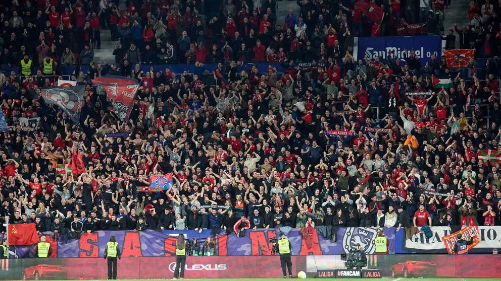 La grada del estadio de El Sadar durante el partido de La Liga EA Sports entre CA Osasuna y Real Madrid CF disputado en Pamplona. I&Ntilde;IGO ALZUGARAY