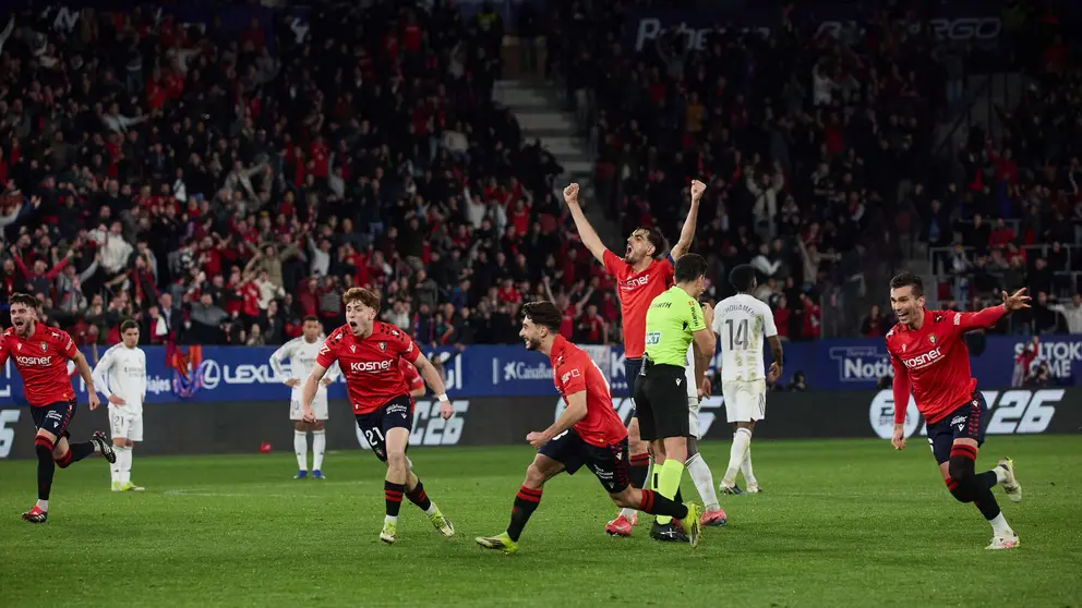 Los jugadores de Osasuna celebran el gol de Ra&uacute;l Garc&iacute;a (2-1) durante el partido de La Liga EA Sports entre CA Osasuna y Real Madrid CF disputado en el estadio de El Sadar en Pamplona. I&Ntilde;IGO ALZUGARAY