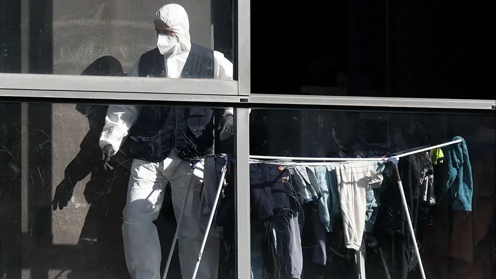 Efectivos de la Polic&iacute;a Judicial de la Policia Foral en el piso donde este viernes dos mujeres fueron v&iacute;ctimas, una de ellas asesinada presuntamente por su marido, en un caso de violencia machista y la otra herida de gravedad. EFE / JES&Uacute;S DIGES / ARCHIVO