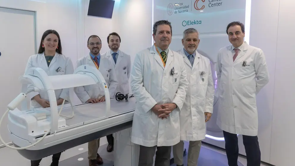 Especialistas de Cancer Center Cl&iacute;nica Universidad de Navarra en la sala de tratamiento del MR Linac. CL&Iacute;NICA UNIVERSIDAD DE NAVARRA
