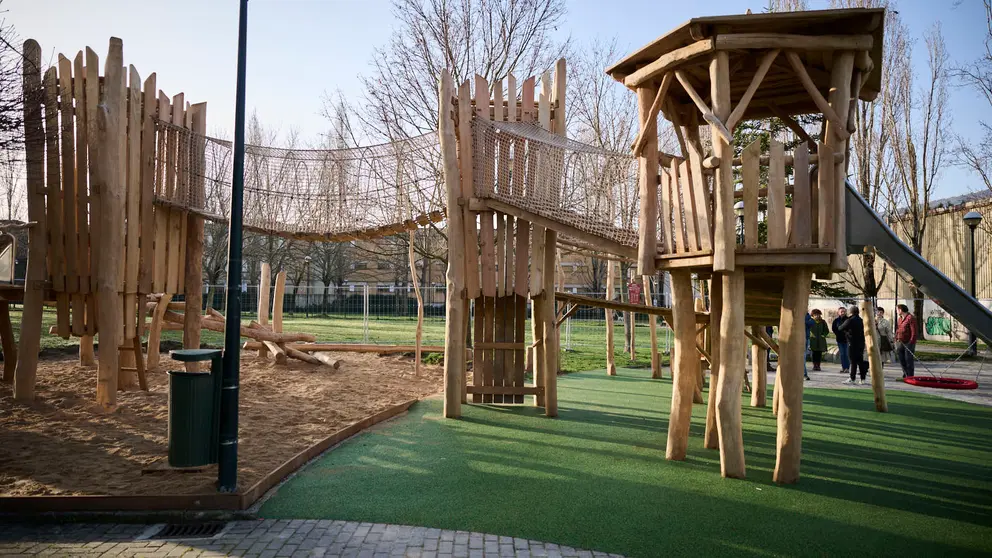 La Gerencia y la Comisi&oacute;n de Urbanismo del Ayuntamiento de Pamplona visitan la nueva zona de juegos infantiles que se ha instalado en el parque Tom&aacute;s Caballero. PABLO LASAOSA
