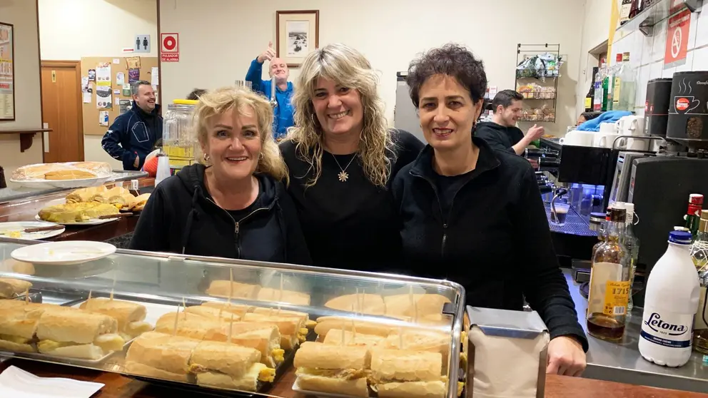 Jaione R&iacute;podas, en el centro, con dos de sus empleadas en el bar Caldero de Mutilva. Navarra.com