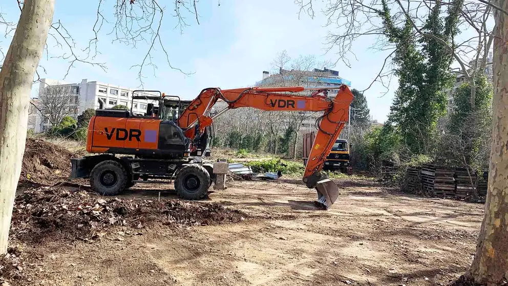 Una excavadora de la empresa Vidaurre en el solar de la Casa de Misericordia en Pamplona. Navarra.com