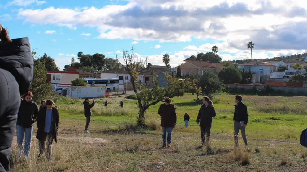Estudiantes de Arquitectura estudiando el terreno en Chiva. UNIVERSIDAD DE NAVARRA