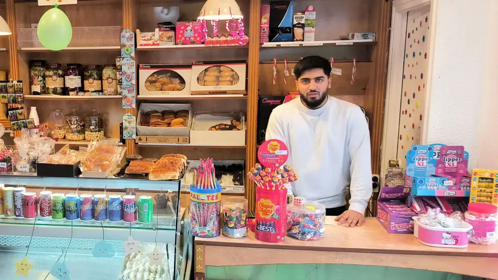 Nacho Leopoldo Cerreduela en su tienda Dulces El Potro en Ablitas. Navarra Emprende.