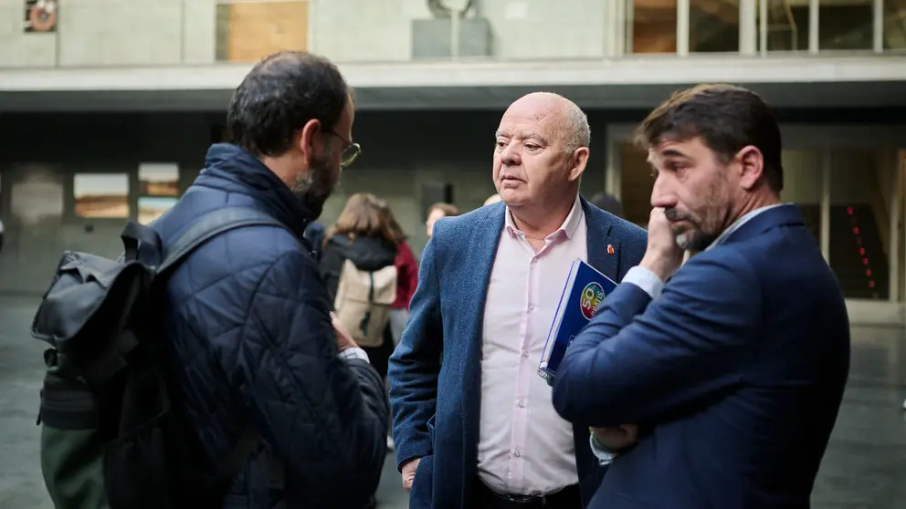 Emilio Jim&eacute;nez, durante el Pleno del Parlamento de Navarra. PABLO LASAOSA