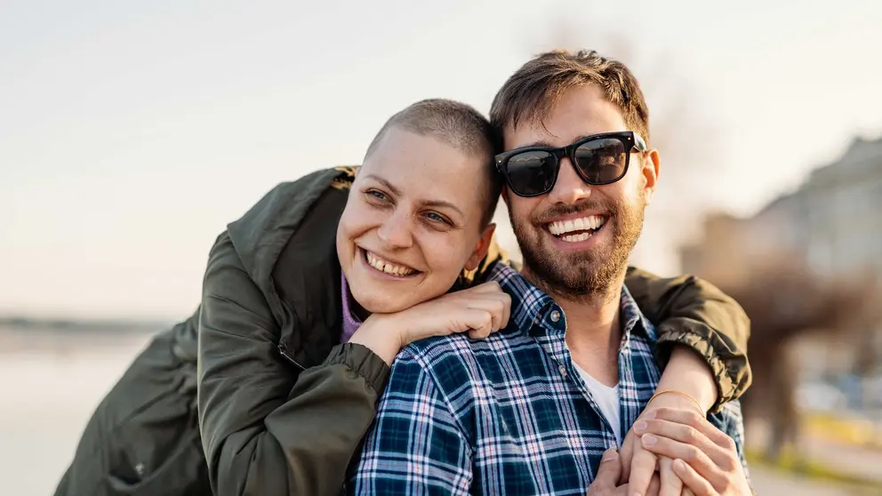 Una mujer con c&aacute;ncer abraza a su pareja. CINFA
