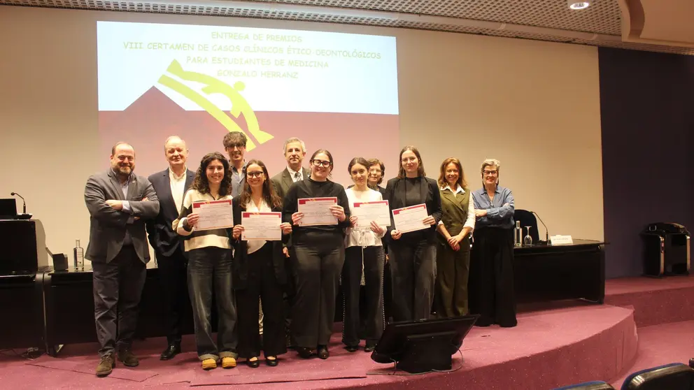 Fotograf&iacute;a de familia con todos los premiados en el VIII Certamen de Casos Cl&iacute;nicos &Eacute;tico-Deontol&oacute;gicos Gonzalo Herranz. CEDIDA