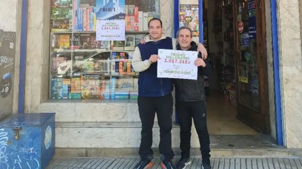 Aitor y Ra&uacute;l en la librer&iacute;a donde han sellado el boleto premiado de la Bonoloto en Pamplona. Cedida.