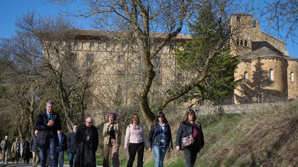 La consejera Esnaola (centro) junto al director general de Cultura, al abad del monasterio y la delegada del Gobierno en la visita de esta ma&ntilde;ana. GOBIERNO DE NAVARRA
