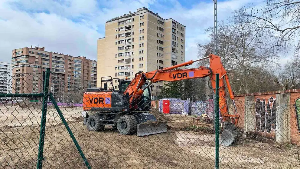 la excavadora de la empresa Vidaurre limpia el antiguo solar de la Meca en Pamplona. Navarra.com