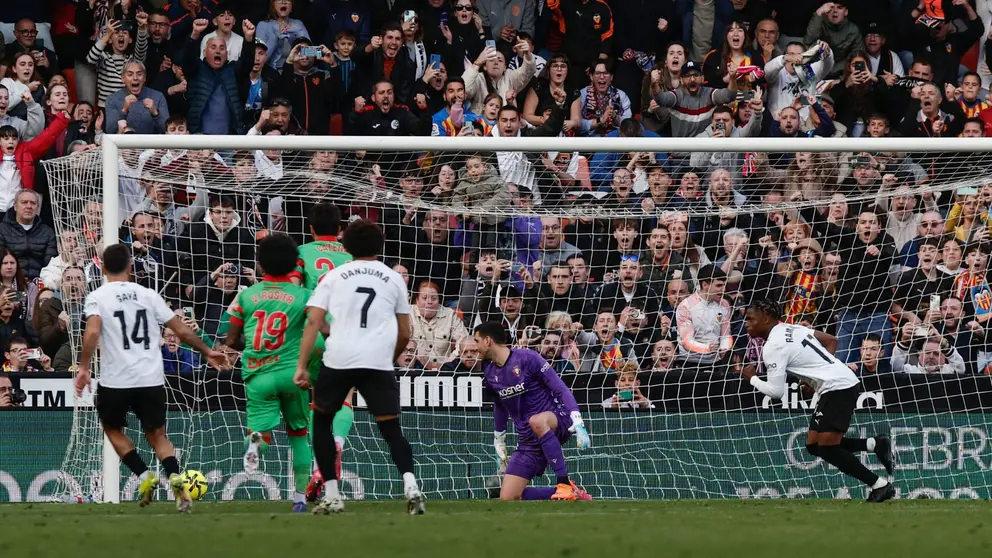 Ramazani marca el gol del Valencia de penalti en Mestalla ante Osasuna. EFE.