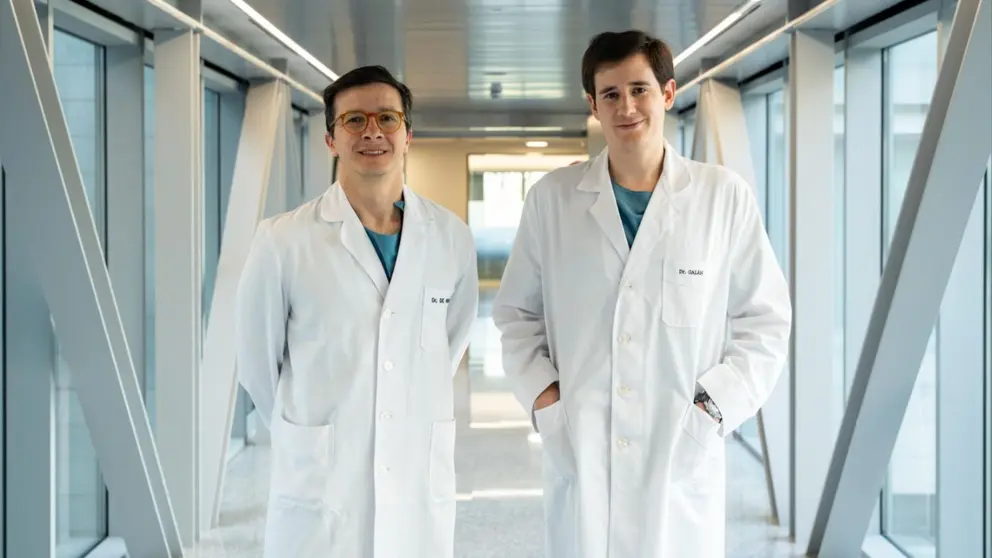 Los Dres. Jorge de Abajo y Carlos Gal&aacute;n, especialistas de Otorrinolaringolog&iacute;a de la Cl&iacute;nica Universidad de Navarra, que organizan un curso sobre cirug&iacute;a tiroidea. CL&Iacute;NICA UNIVERSIDAD DE NAVARRA