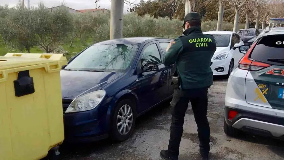 Un agente de la Guardia Civil fotograf&iacute;a los desperfectos en uno de los coches da&ntilde;ados. GUARDIA CIVIL