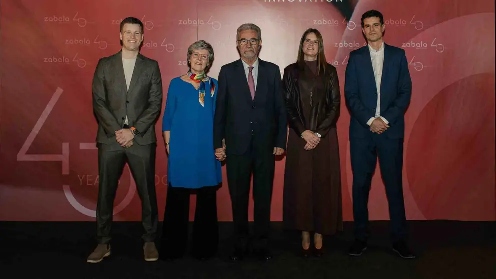 Miembros de la familia de Zabala Innovaci&oacute;n, la empresa navarra que ha gestionado 6.900 millones de euros para sus clientes, este martes en el Navarra Arena. CEDIDA