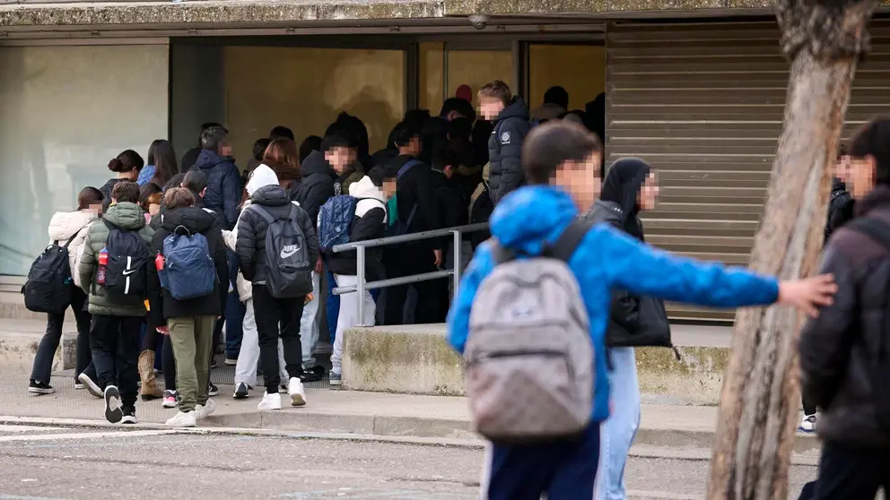 Estudiantes acceden al I.E.S.O. La Paz de Cintru&eacute;nigo. PABLO LASAOSA