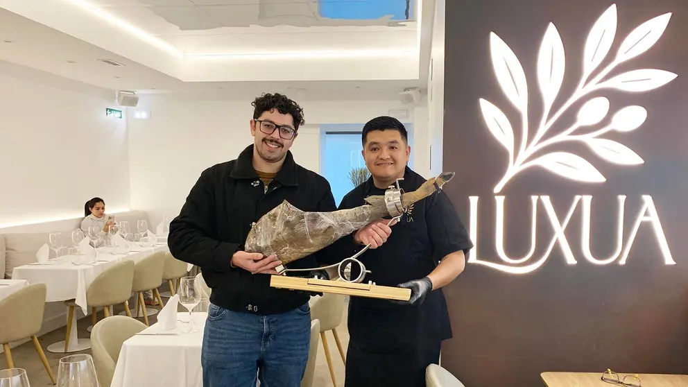 Rida Chaouni y Javier Loyola en el Gastrobar Luxua en el Paseo de Sarasate de Pamplona. Navarra.com