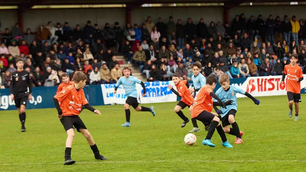 Un partido de la final del Torneo Interescolar de Osasuna de 2025 celebrado con el formato de F&uacute;tbol 8 en Tajonar.