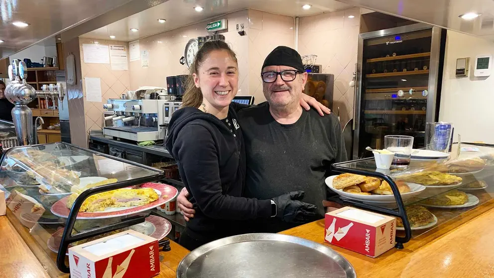 El cocinero del bar Bodegas Aralar, Rafael Pinillos, junto a su compa&ntilde;era Miriam. Navarra.com